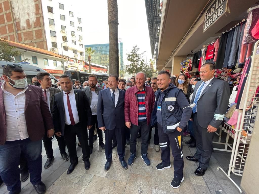 vekilince's tweet photo. Denizli’deyiz. 🧿

Bizim yerimiz insanlarımızın yanıdır.
Bizim yerimiz caddeler, sokaklardır. 
El ele verip memleketi düze çıkaracağız. 

Geleceğimizi geri alacağız. 💙 https://t.co/PDuX2qHs4X