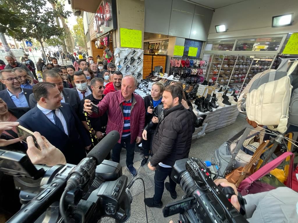 vekilince's tweet photo. Denizli’deyiz. 🧿

Bizim yerimiz insanlarımızın yanıdır.
Bizim yerimiz caddeler, sokaklardır. 
El ele verip memleketi düze çıkaracağız. 

Geleceğimizi geri alacağız. 💙 https://t.co/PDuX2qHs4X