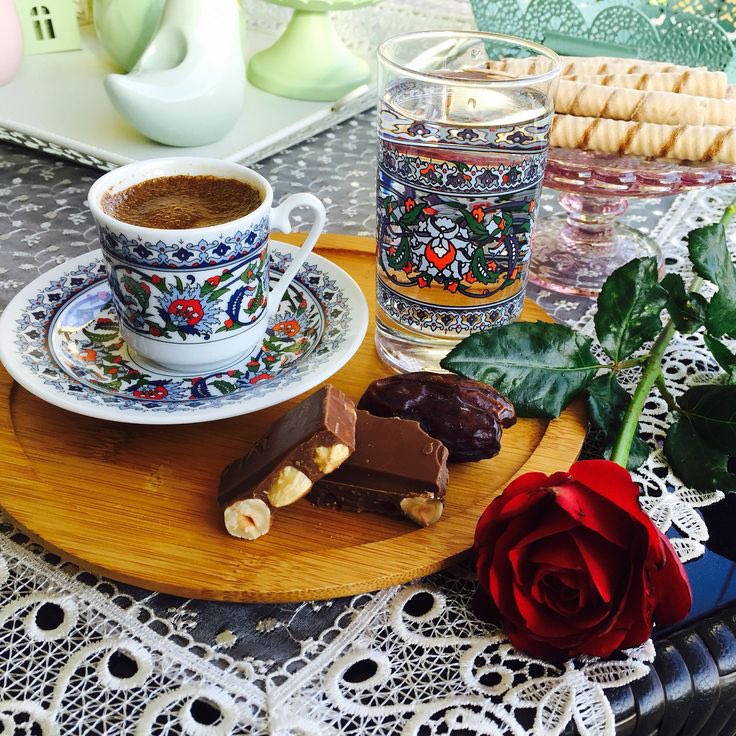Bazı kahveler uzaklara bakılarak içilir. Kahve kokusu, hasret kokar bazen. Yudumunda bolca özlem. Telvesinde bolca gözyaşı vardır.

Şimdi kahve vakti akşamınız güzel olsun 🌹
sevdikleriniz yanınızda huzurla yudumlayın kahvelerinizi 🙋🏻‍♀️