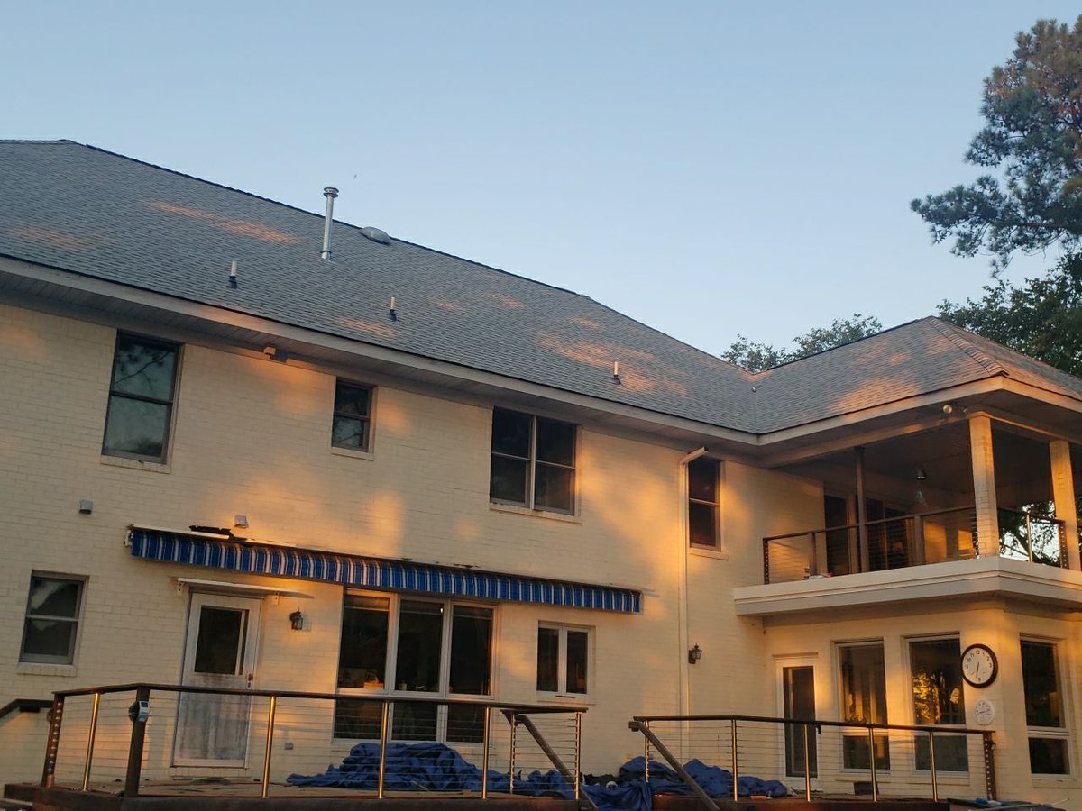 ExteriorSource's tweet photo. This beautiful home🏚️ in #VirginiaBeach just got brand new @gafroofing Timberline HDZ shingles in the color, Fox Hollow Gray.  We think it makes this home even more beautiful!!🏚️
#newroof #roofing #GAFroof #GAF #Roofingcontractor #weinstallroofs #myGAFroof https://t.co/VuHxF3Fqrr