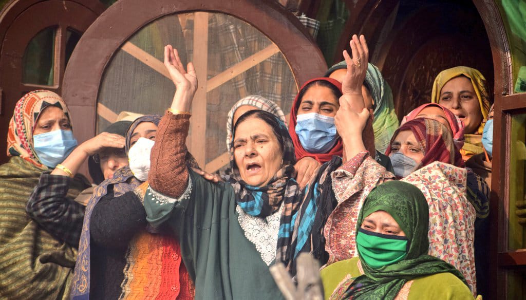 Eagle_Return's tweet photo. How hard life is there...
And you say KASHMIR IS HEAVEN OF EARTH 😔

#KashmirBleeds #KashmiriLivesMatter https://t.co/oZiOOEQkuq