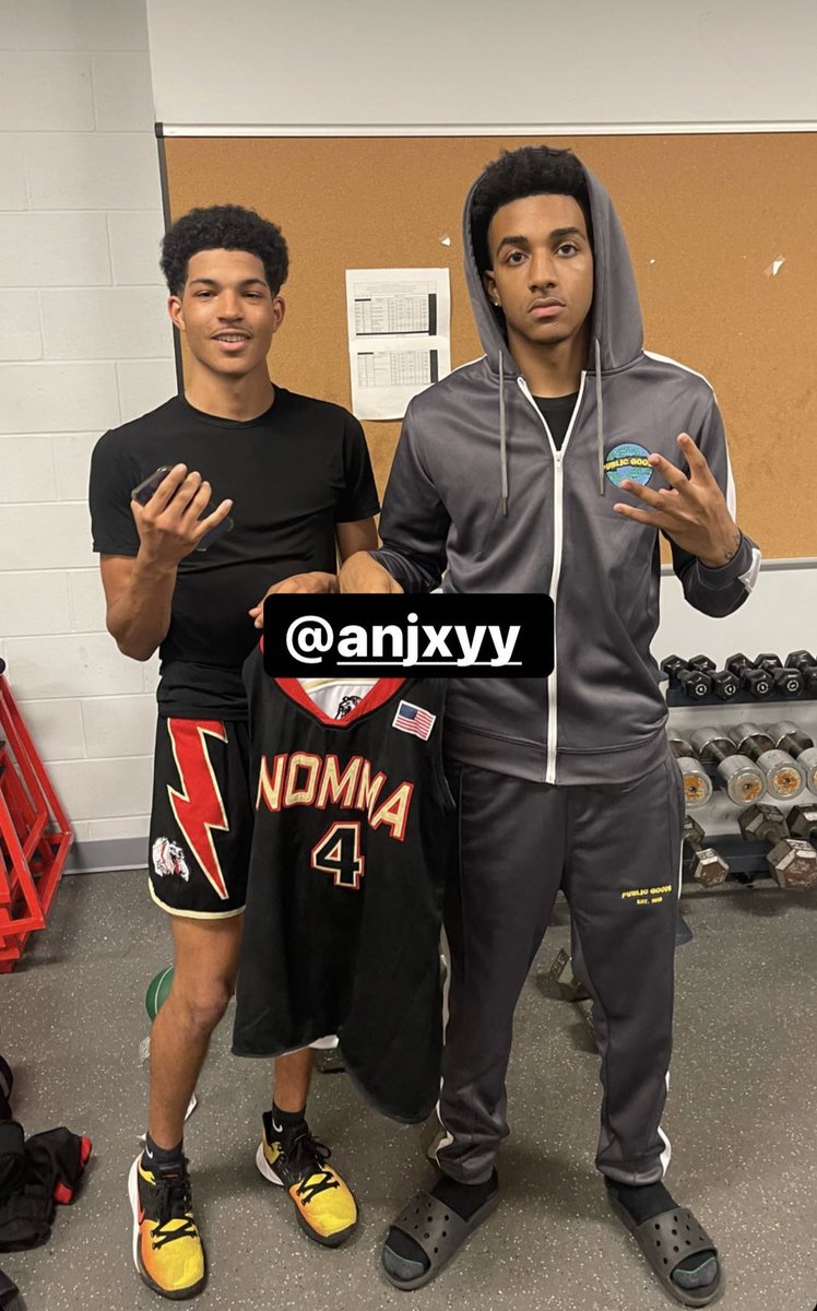 NOMMABasketball's tweet photo. Them OG Bulldogs came out a showed love to the next generation!  Love and appreciate you guys #DawgPound 🐶🐶🐶 🖤❤️🖤❤️ @ash3k_ @Pey_4 @dcbrian5 @lahnick15 https://t.co/cZpfcqXzmG