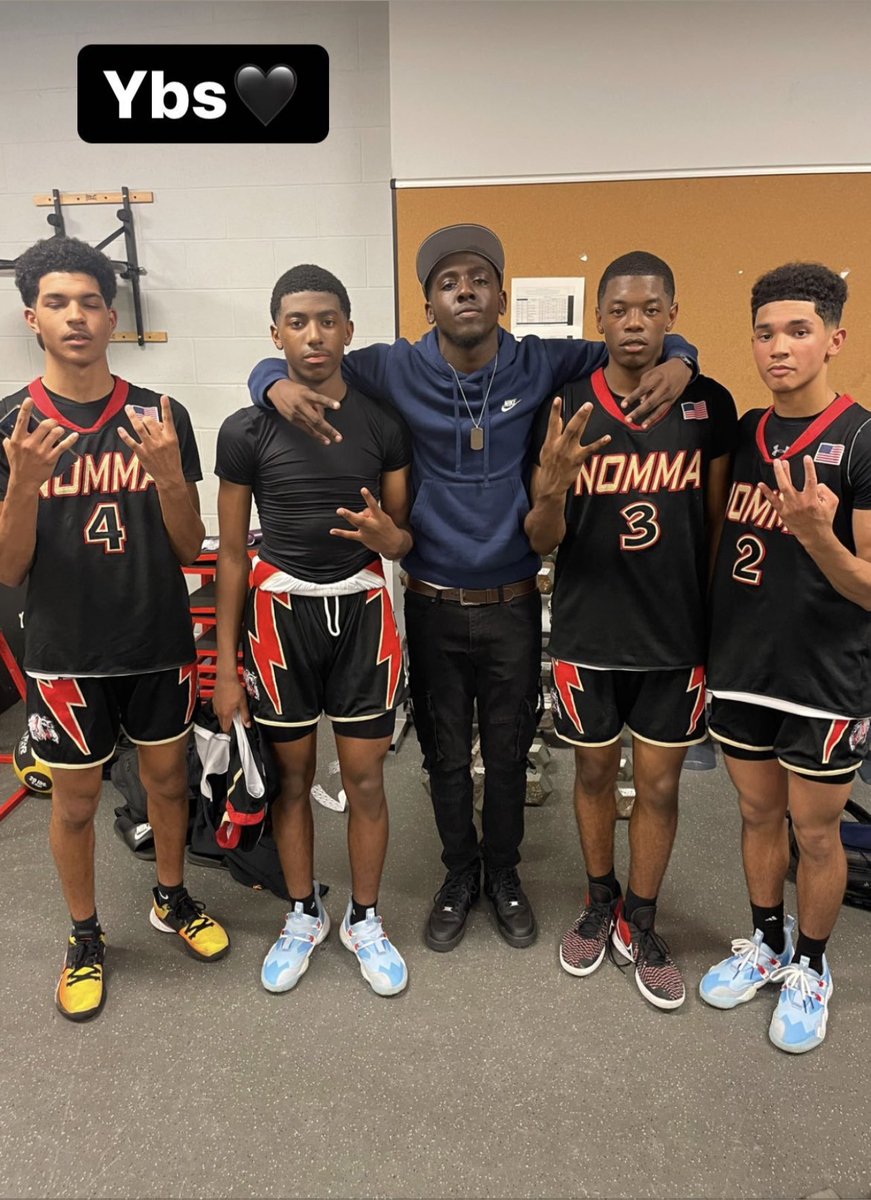 NOMMABasketball's tweet photo. Them OG Bulldogs came out a showed love to the next generation!  Love and appreciate you guys #DawgPound 🐶🐶🐶 🖤❤️🖤❤️ @ash3k_ @Pey_4 @dcbrian5 @lahnick15 https://t.co/cZpfcqXzmG