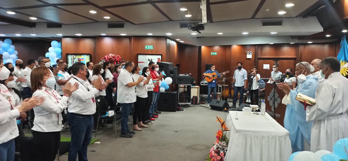 Este martes 16 de noviembre el CPAMC contó con la visita de la réplica de la virgen de Chiquinquirá. Las trabajadoras y trabajadores  recibieron  a la Patrona del Zulia con gaitas y clamaron ante ella, ante el pequeño altar que fue preparada para su visita.

#Pequiven