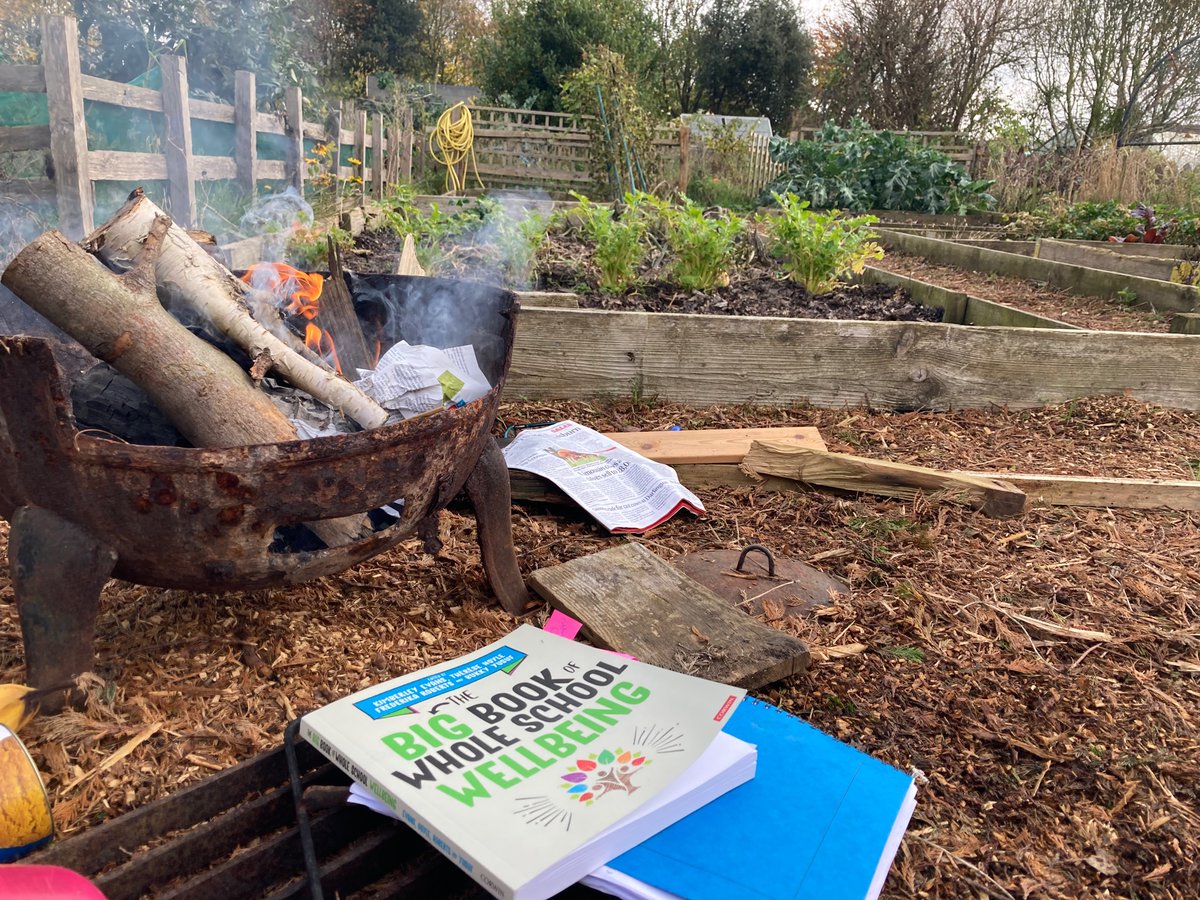 BeccaFaal's tweet photo. Having some outdoor office time today to prepare for this evenings live stream.
@nourishworkplce @rondelle10_b @MarkGoodwin8 @SueRoffey https://t.co/ENRA9UYnRV