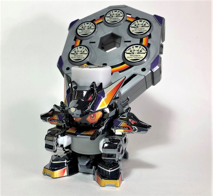 先日作った「ケルペプスBAOBAB」にインフィニティマガジンを装備。こちらも専用シールを作製。さらにレーザーキャップ装填で、クリアパーツの本体+メッキアーマー+ダイキャスト&蓄光キャップのてんこ盛り仕様に #ボトルマン 