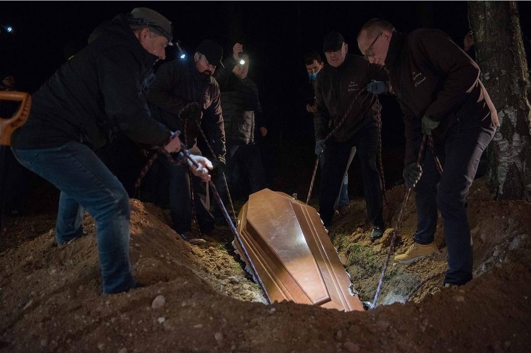 WafaMustafa9's tweet photo. The funeral of Ahmed, 19 y.o Syrian, who drowned in the river Bug separating #poland & #Belarus.
Ahmed's mother is in a #refugee camp in #Jordan. She & his siblings attended his funeral virtually..
8+ ppl died, mostly due to exhaustion & hypothermia.
Credit: @HaigesVincent https://t.co/H6r99m8tfF