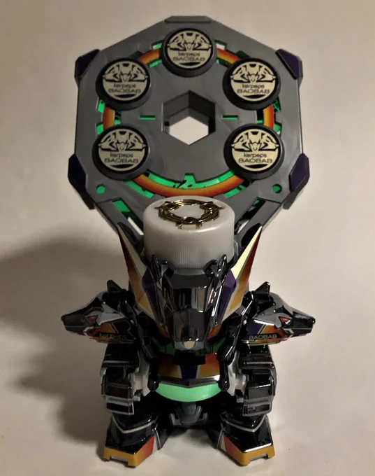 先日作った「ケルペプスBAOBAB」にインフィニティマガジンを装備。こちらも専用シールを作製。さらにレーザーキャップ装填で、クリアパーツの本体+メッキアーマー+ダイキャスト&蓄光キャップのてんこ盛り仕様に #ボトルマン 