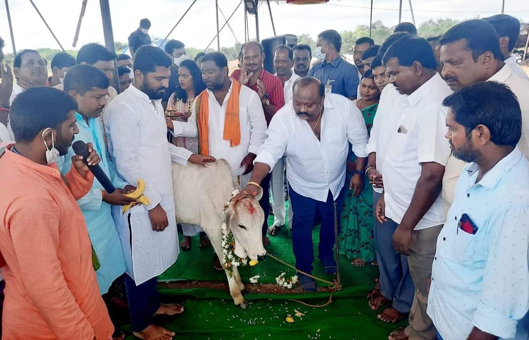 TejaNews's tweet photo. తిమ్మాపూర్ లో గోమాతకు పూజలు నిర్వహించిన మంత్రి గంగుల కమలాకర్

తెలంగాణ తేజ... బ్రేకింగ్ న్యూస్ https://t.co/7DKnUd8yIc