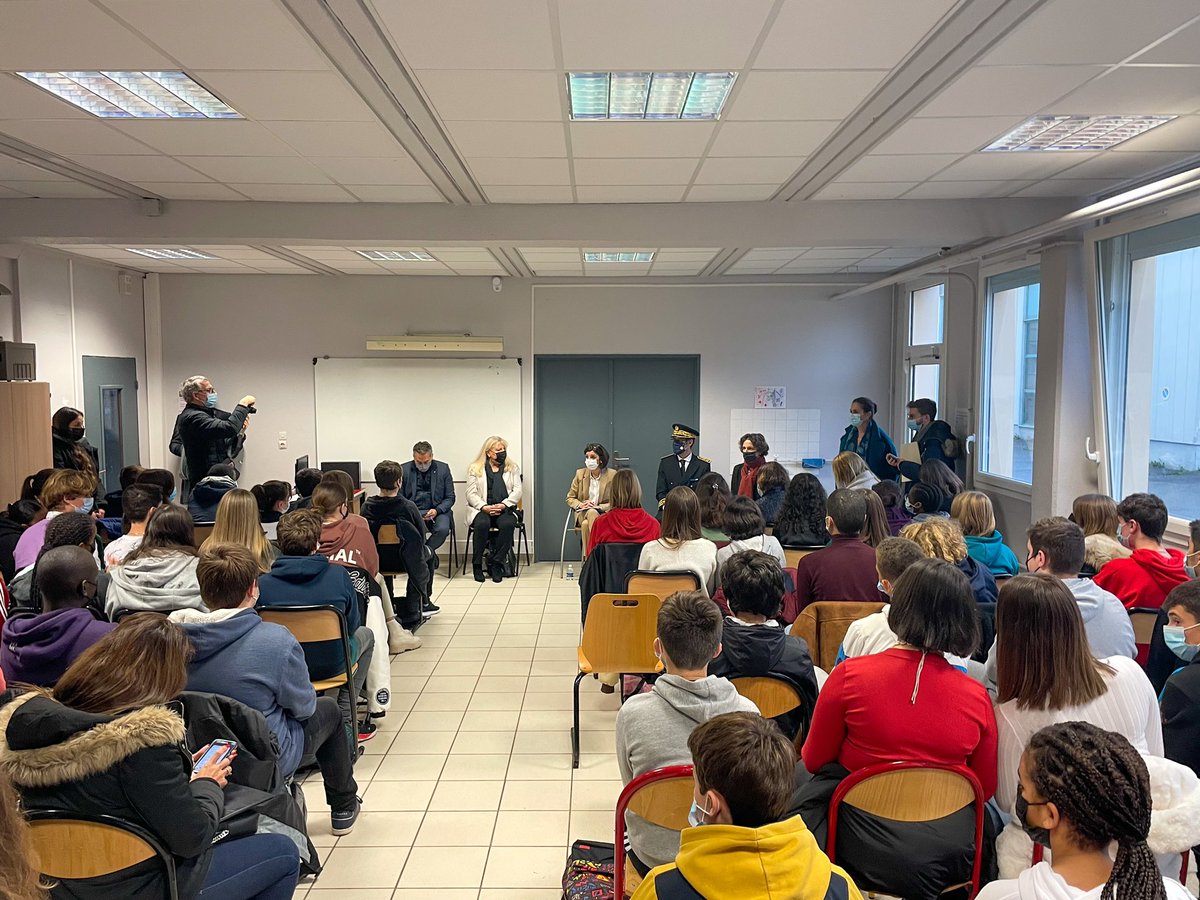 Prefet95's tweet photo. #Rencontre | @avyelimas à la rencontre des collégiens du @CollegeFrania, dans le cadre de la « Quinzaine du respect », en présence de Xavier DELARUE, préfet délégué à l’égalité des chances @Prefet95 
@CorceiroDavid 
#Respect #quinzainedurespect https://t.co/dsj3yLDpHD