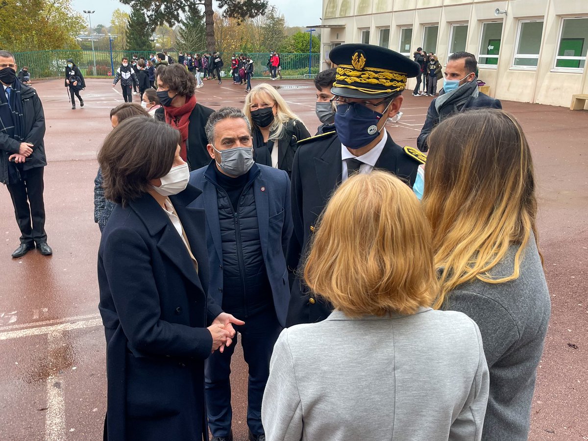 Prefet95's tweet photo. #Rencontre | @avyelimas à la rencontre des collégiens du @CollegeFrania, dans le cadre de la « Quinzaine du respect », en présence de Xavier DELARUE, préfet délégué à l’égalité des chances @Prefet95 
@CorceiroDavid 
#Respect #quinzainedurespect https://t.co/dsj3yLDpHD