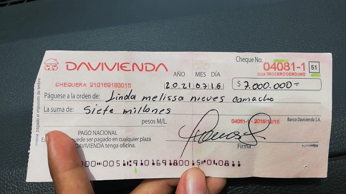 OjoMinero's tweet photo. Más pruebas de la denuncia de la joven, insta a las autoridades a que lo encuentren y lo hagan pagar por el delito de estafa, según bajo la modalidad ofrece apartamentos en Barranquillla 😡 https://t.co/I15Yux7Wjf