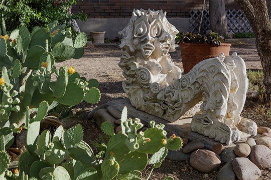 RawVisionMag's tweet photo. Julie and Bruce Webb of the #WebbGallery in Waxahachie, Texas, recently took a road trip to see some extraordinary #yardart in Texas, such as Ho Baron's environment of concrete and bronze #sculptures in #ElPaso.
https://t.co/JU2E4V1vBI
#HoBaron #artinTexas #sculpture https://t.co/9nIkPcTsfd