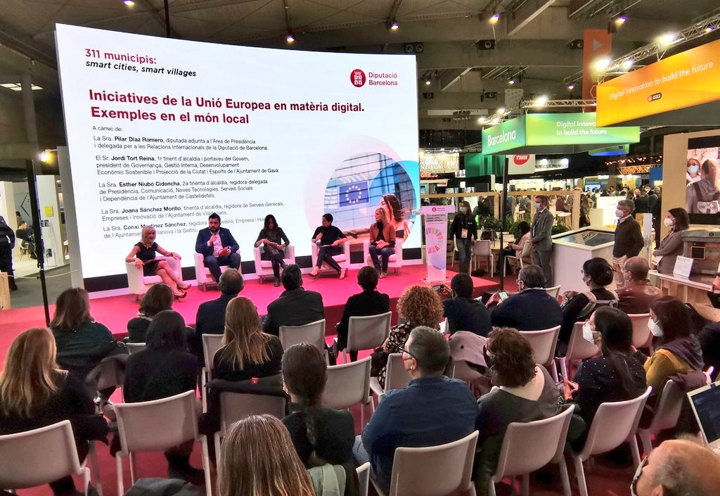intdiba's tweet photo. 💡 Comencem la sessió organitzada per l'Oficina Europa i Estratègia Int. per donar a conèixer projectes de municipis sobre la transició digital a través de programes europeus a l'estand @diba a l'#SCEWC21 @Fira_Barcelona 
🔴 Modera @socpilardiaz. Directe: https://t.co/k6g2YCrEdg https://t.co/0brhV50TLx