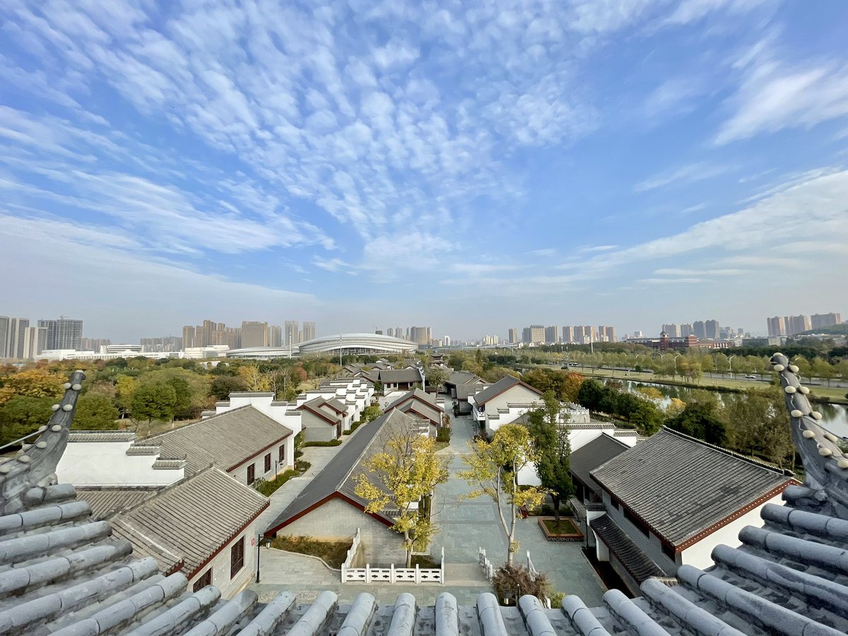 CathayanC's tweet image. 天气好，到公园里晒太阳🌞的不少。