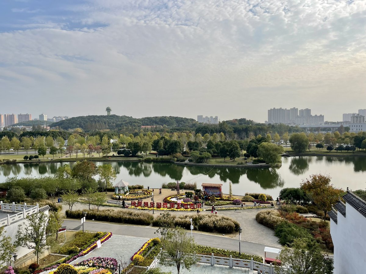 CathayanC's tweet image. 天气好，到公园里晒太阳🌞的不少。