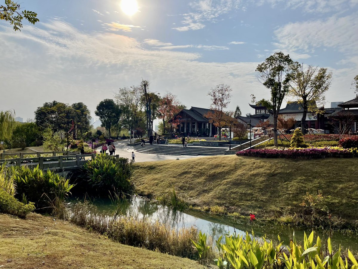 CathayanC's tweet image. 天气好，到公园里晒太阳🌞的不少。