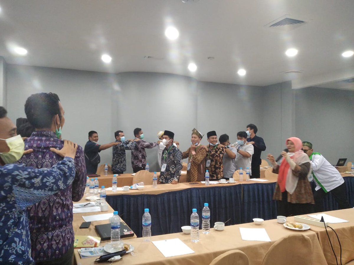 irpan_daulay16's tweet photo. Selesai materi ketujuh, ibu maghfiro mengajak para peserta melatih kefokusan dengan bermain. "baju putih (fotografi)
#IslamWasathiyahMUI
#MUISUMUT
#MUIPUSAT
#MUITAPUT
#INFOKOMMUI
#MAJELISULAMAINDONESIA https://t.co/13bRw6cAlH