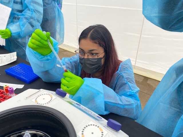 idibaps's tweet photo. Primer dia del Generació Ciència, els tallers sobre COVID-19 per a estudiants que fem a l'IDIBAPS:

La ciència hi ha darrere una PCR, un scape room sobre mostres biològiques i visita al biobanc. Demà, més! #SC21CAT #setmanadelaciencia https://t.co/i2PFIvUygG