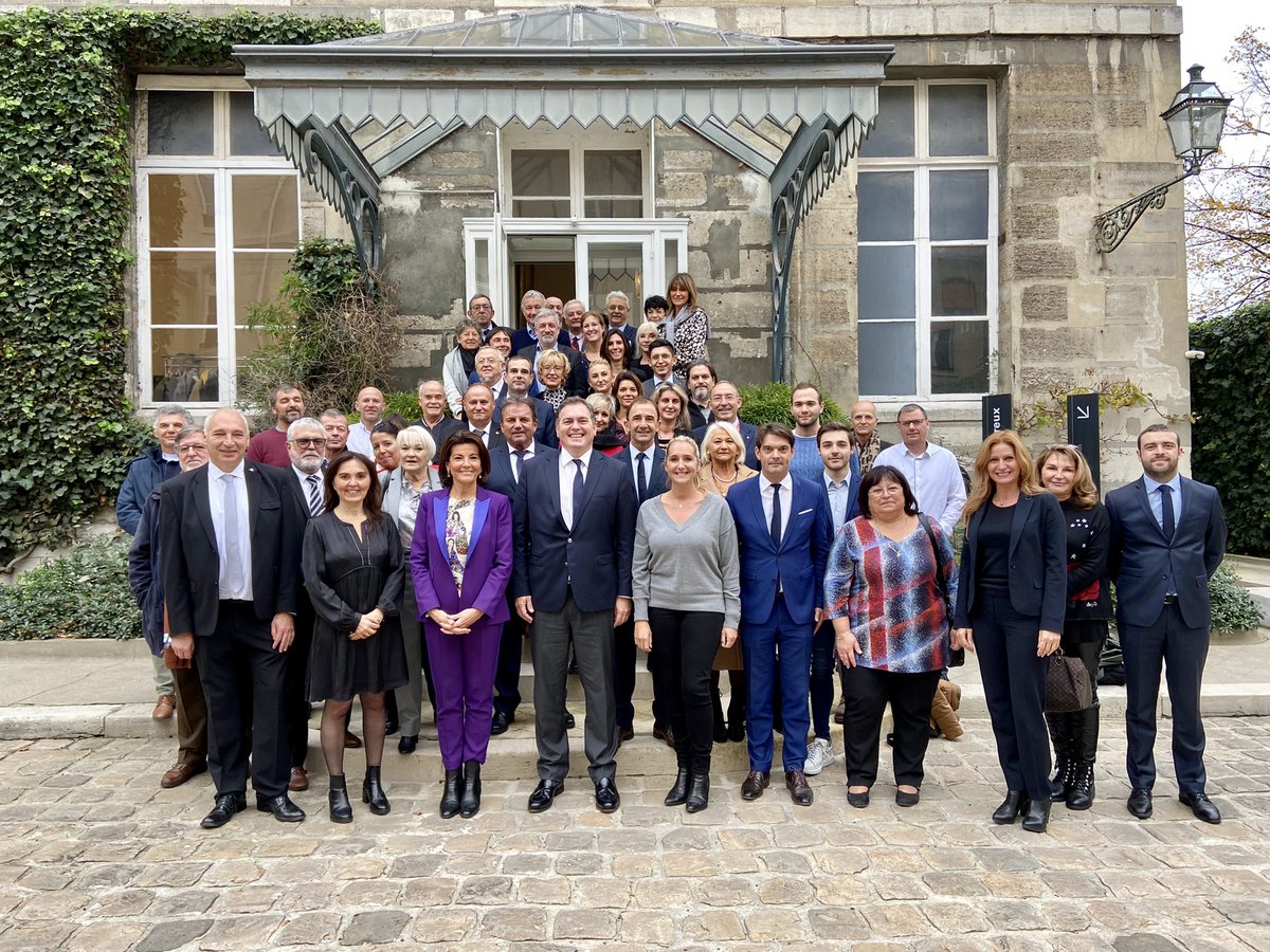 Dominiq_Estrosi's tweet photo. Un immense plaisir d’accueillir la délégation des #maires et des élus des  #AlpesMaritimes au #Senat pour l’ouverture du 103ème #Congresdesmaires https://t.co/JL3vafGMjb