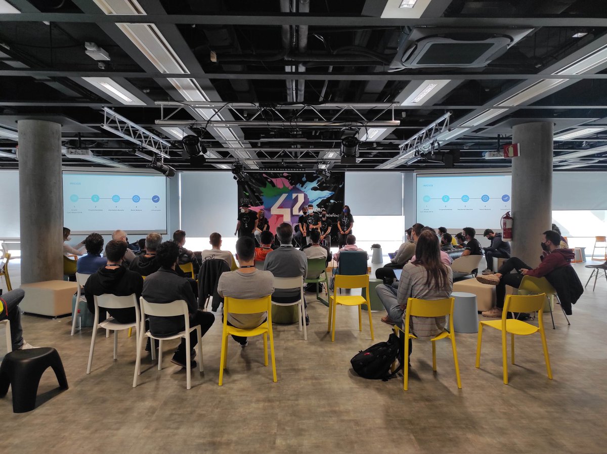 Ahora es el turno del equipo de <a href="/Universelle_io/">Universelle ✨</a> que nos enseñan su proyecto de NFTs, más que interesante. #42TokenWeek en <a href="/42MadridFTef/">42 Madrid</a>