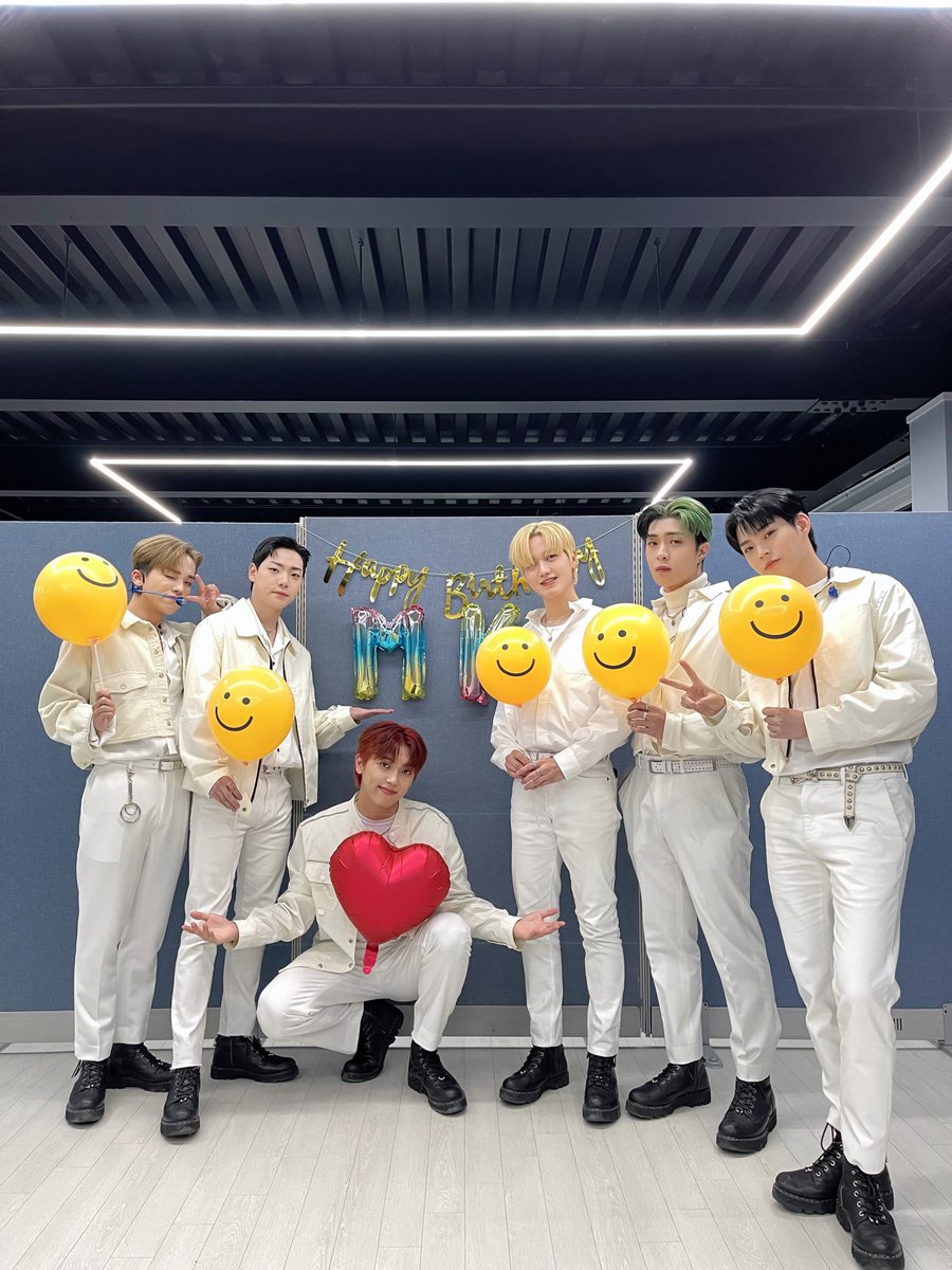 ONF_offcl's tweet photo. [#LightONF] 21.11.16😻아이돌LIVE콘서트 MIC ON5 📸

🍂가을을 닮은 명곡들과 함께한 MIC ON5
퓨즈분들 선물같은 시간 되셨나요🥳

#온앤오프 #ONF #HAPPYMKDAY🎂 https://t.co/KizFgqWdLb