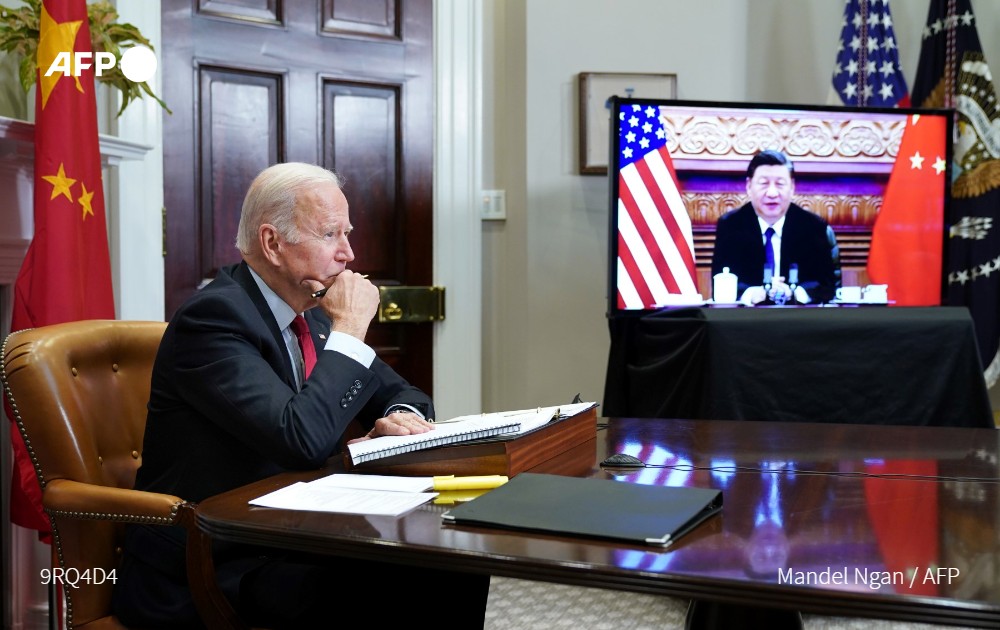 AFPespanol's tweet photo. Los presidentes Joe Biden y Xi Jinping intercambiaron advertencias sobre la situación en la isla de Taiwán durante una cumbre virtual para buscar "salvaguardas" a las tensiones políticas, militares y comerciales entre EEUU y China. La videoconferencia duró tres horas y media #AFP https://t.co/yZAhdfU0PN