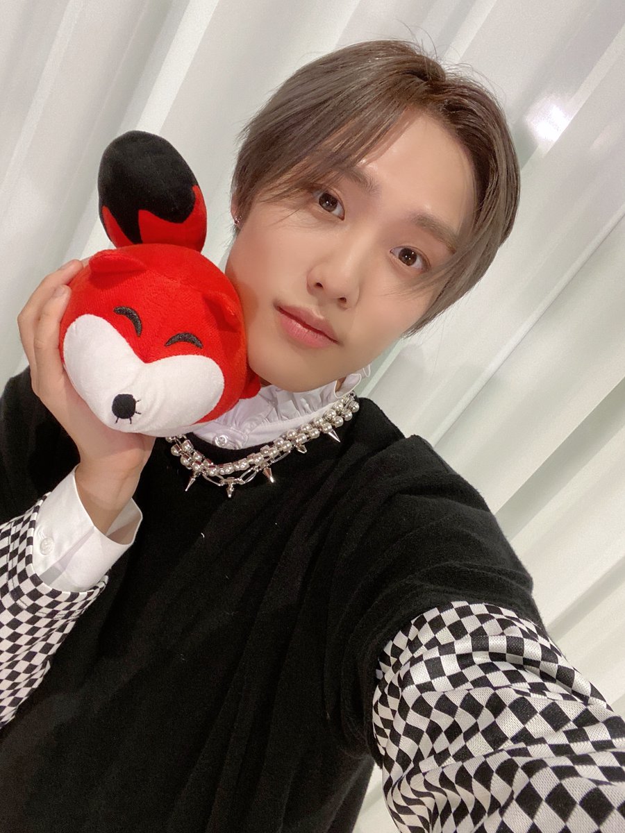 SOHUKOREA's tweet photo. 더보이즈과 여우인형의 셀카 왔습니다~!!
THE BOYZ SOHU KOREA interview 
<아이돌 출근한다>THE BOYZ편
https://t.co/4MVK2kTY5z
링크를 클릭해서 즐겨보세요!
#더보이즈 #THEBOYZ  #MAVERICK #상연 #제이콥 #영훈 #현재 https://t.co/QdLq9o1AAq
