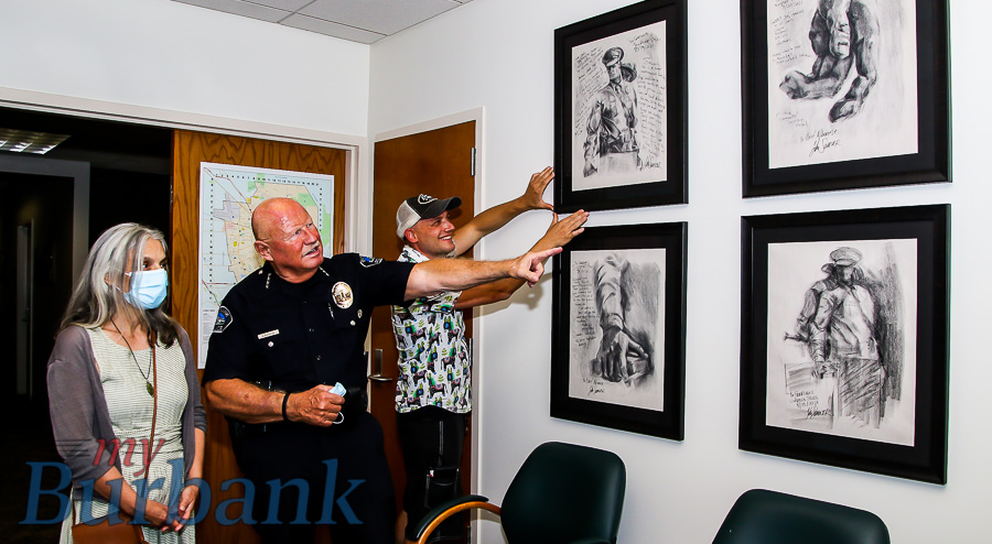 myBurbankNEWS's tweet photo. BPD Police Chief Mike Albanese Celebrates Guardians Tribute by Local Artist - BPD Police Chief Mike Albanese has recognized a miniature Guardians statue sculpture created by artist John Sumner.  #BurbankPoliceDepartment #Guardiansstatue #JohnSumner

https://t.co/OERoRf52lp https://t.co/zS4yCnrnCH