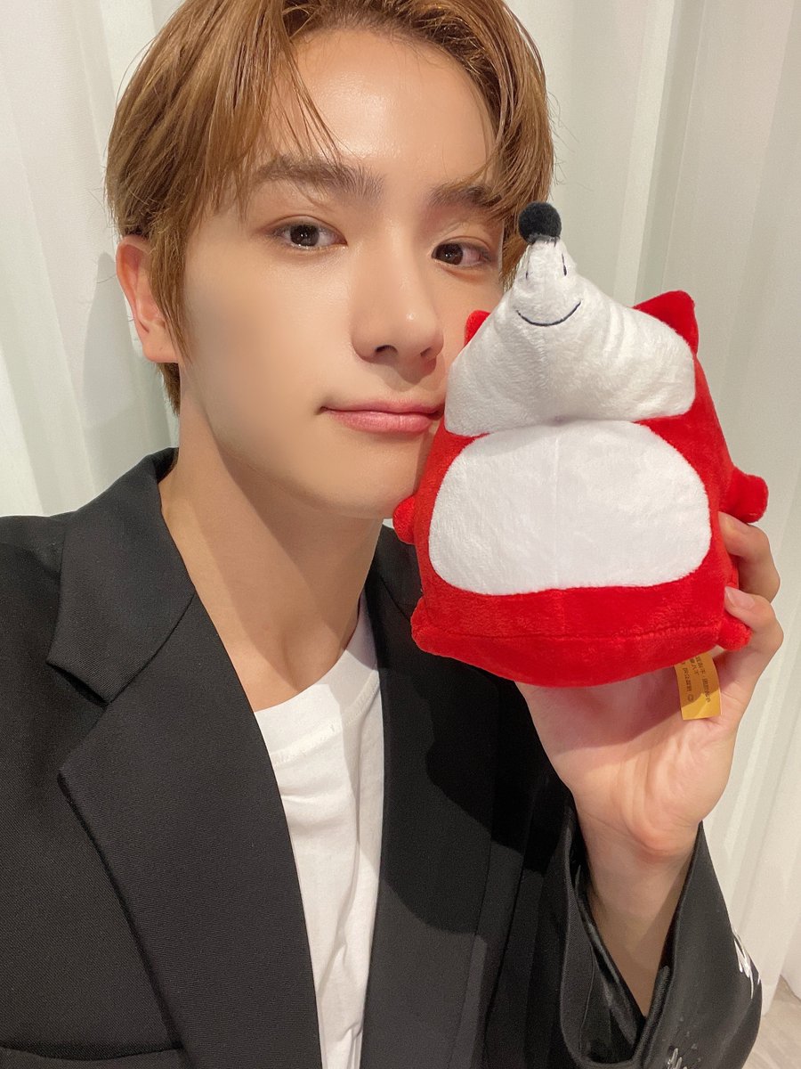 SOHUKOREA's tweet photo. 더보이즈과 여우인형의 셀카 왔습니다~!!
THE BOYZ SOHU KOREA interview 
<아이돌 출근한다>THE BOYZ편
https://t.co/4MVK2kTY5z
링크를 클릭해서 즐겨보세요!
#더보이즈 #THEBOYZ  #MAVERICK #상연 #제이콥 #영훈 #현재 https://t.co/QdLq9o1AAq