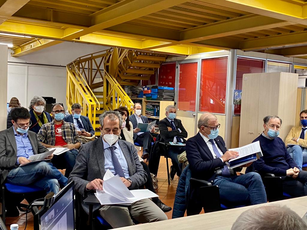 AnciLiguria's tweet photo. 📌Comitato direttivo #Federsanità Anci Liguria, presieduto dal direttore generale dell'Asl3 Genovese #Bottaro, con il capo della Struttura di missione della sanità ligure #Profiti e la dirigente della direzione Salute della @RegLiguria Gallinotti
▶️ https://t.co/aITm6ESdYW https://t.co/jesFByKjFA