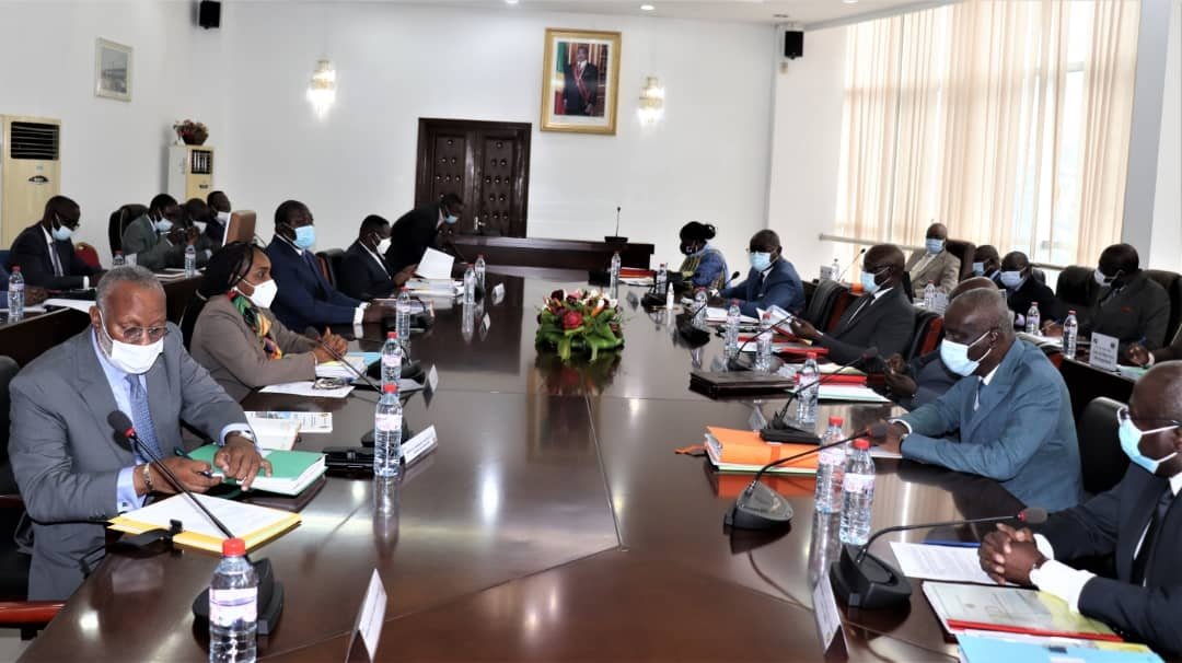 DoukagaDestine1's tweet photo. Réunion de la task-force des politiques économiques et sociales sur l'examen et la validation des livrables du PND 2022-2026, sous le patronage de son président, M. #Gilbert #Ondongo, Représentant personnel du Président de la République, Chef de l'Etat.
#MTL https://t.co/jNiQUVEWeH