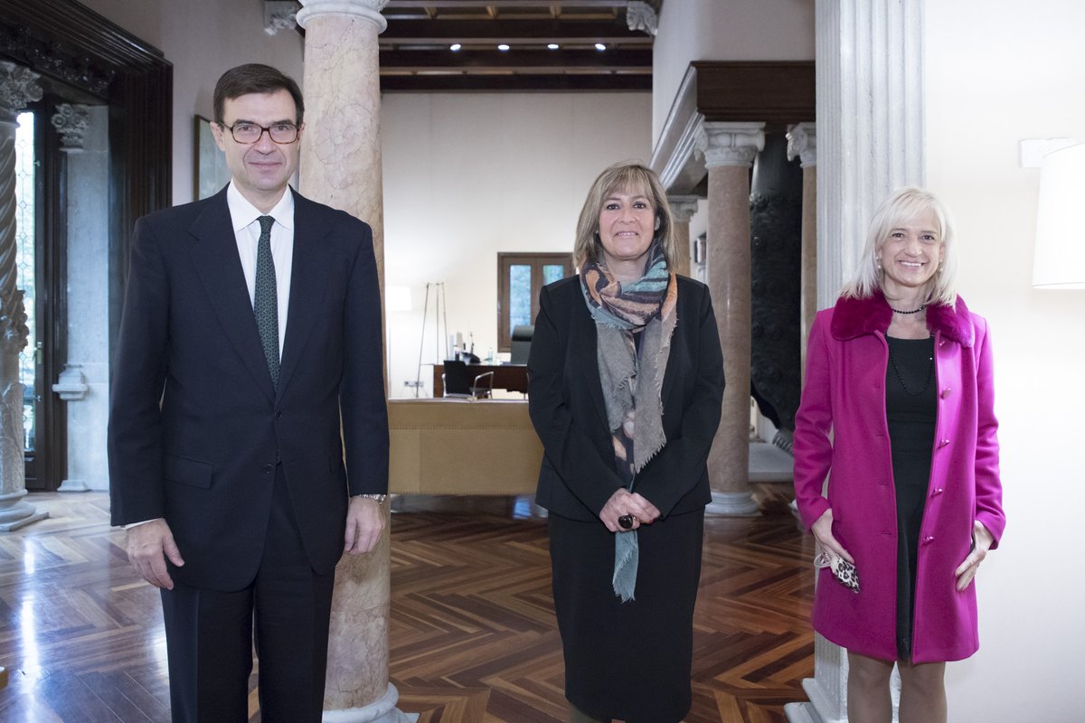 diba's tweet photo. Rebem @JuanGBarba, secretari d'Estat per a la Unió Europea, a qui hem explicat la nostra tasca per ajudar els municipis a aprofitar les oportunitats que ofereix la Unió Europea

🤲La col·laboració entre administracions ens ha d'ajudar a maximitzar-ne els beneficis a nivell local https://t.co/XhylVpvI00