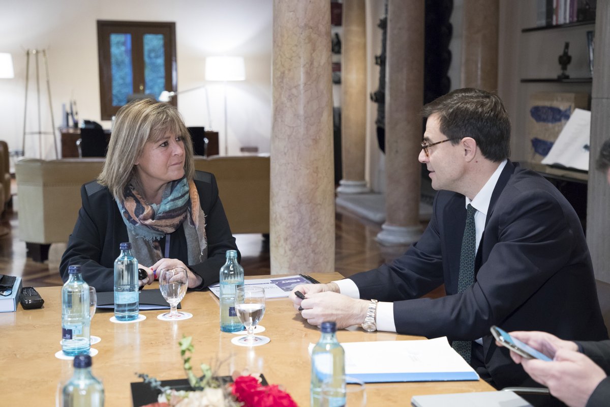 diba's tweet photo. Rebem @JuanGBarba, secretari d'Estat per a la Unió Europea, a qui hem explicat la nostra tasca per ajudar els municipis a aprofitar les oportunitats que ofereix la Unió Europea

🤲La col·laboració entre administracions ens ha d'ajudar a maximitzar-ne els beneficis a nivell local https://t.co/XhylVpvI00
