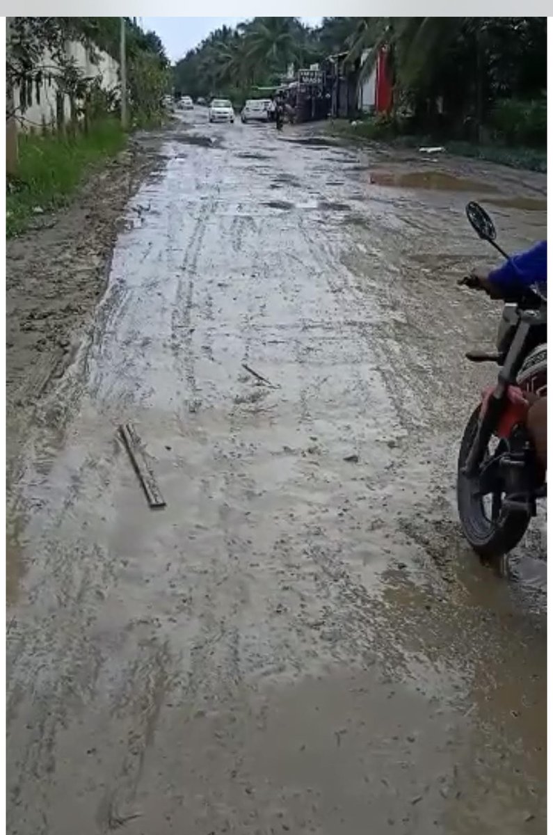 srivashi's tweet photo. Have a look at the road next to RMZ Ecoworld in supposedly the epicenter of IT industry . With outer ring road dug up for eternity, this is the lifeline for all the kids going to schools in the vicinity . Its waiting for a major accident to happen. https://t.co/lHCHTaC9mB