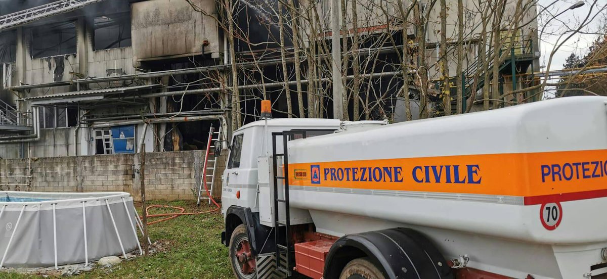 #Incendio a #Mossa.
Sono più di 30 i #volontaridivalore della #protezionecivile di Mossa, San Lorenzo Is, Capriva F, Gradisca d'Is, Gorizia e Cividale attivati da Sala Operativa Regionale a supporto di <a href="/emergenzavvf/">Thuy Sinh Aqua ( Thủy sinh Aqua)</a>   
📸#socialmediacommunityFVG San Lorenzo Isontino - Gorizia