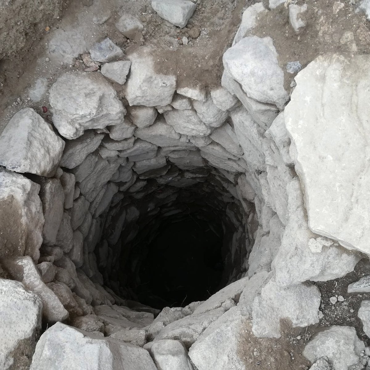 eveha_archeo's tweet photo. Derniers coups de truelles et ultimes découvertes avant la fin des fouilles de l'Hôtel-Dieu pour l'équipe d'#ÉvehaClermont, avec notamment ce beau puits du 1er s. de notre ère !
La synthèse des découvertes sera très prochainement sur notre site.

@Bouygues_Immo #archéologie https://t.co/29n3aye83b