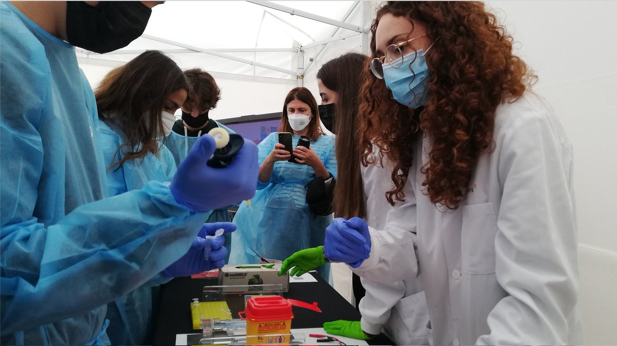 OGIPclinic's tweet photo. #SetmanadelaCiència
El taller de PCR 🧬 ha comptat amb la col·laboració de l'@ElenaFC13 i la @Vero_najera96, dues investigadores del nostre equip! 👩🏽‍🔬
#SC21CAT https://t.co/IJmdWrVVgq