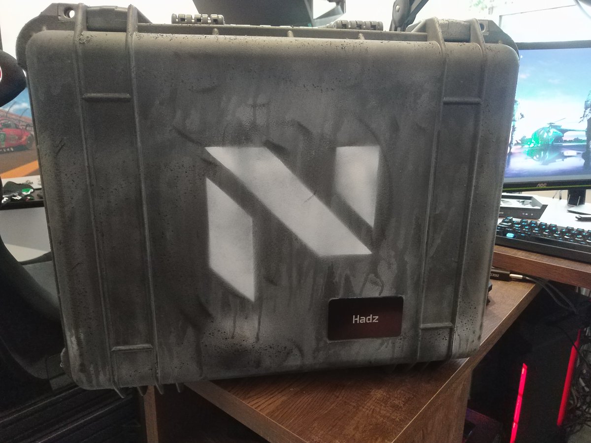 hadztv's tweet photo. Fedex finally deemed me worthy!
Thanks to @Battlefield for the epic package, and @IlCarpentero I'm so sorry I closed the lid on you. One day you will be released like the genie. But not today. https://t.co/G1tCDTxo28