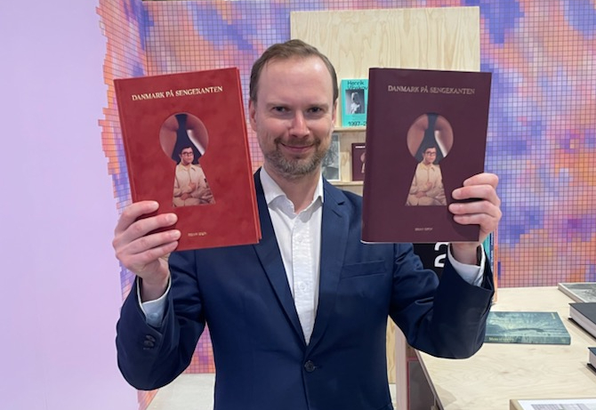 BrianIskov's tweet photo. Nu er den her! I dag udkommer min bog DANMARK PÅ SENGEKANTEN, et år og en hjernerystelse senere end planlagt. 304 rigt illustrerede sider om 1970'ernes danske erotiske lystspil. Køb standardudgaven hos din boghandler eller luksusudgaven i velour på https://t.co/XWDfCaTlz3 https://t.co/f1NazjuSLF