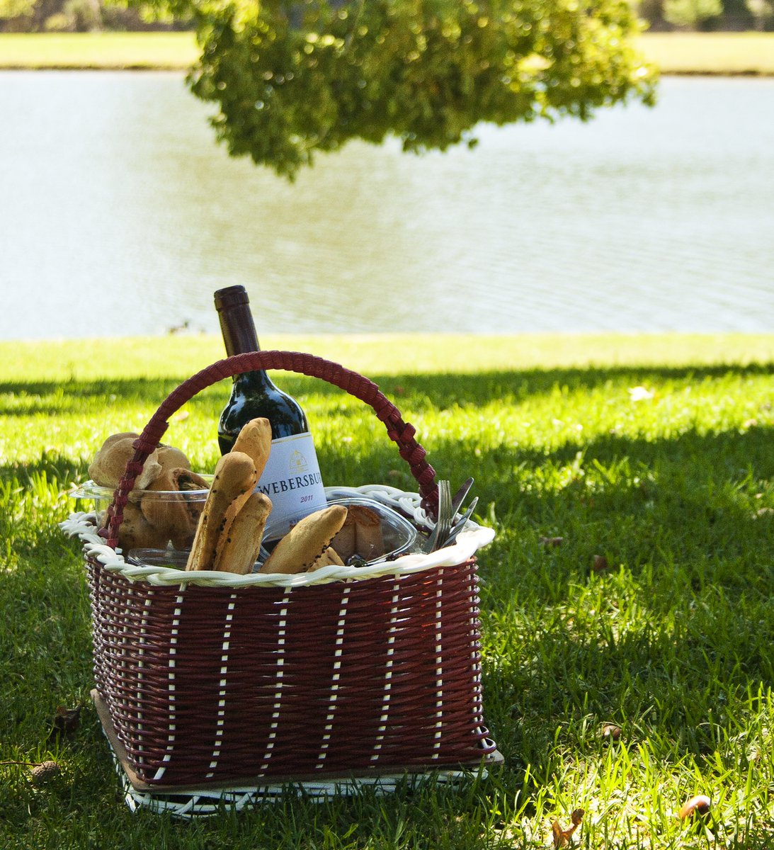 Join us on Christmas day in the shade amongst the large oak trees and for a delicious picnic! Each basket comes with a selection of carefully selected, fresh and indulgent dishes and can be viewed on bit.ly/3qWJhC3. Book your picnic or Christmas breakfast on 021 881 3636