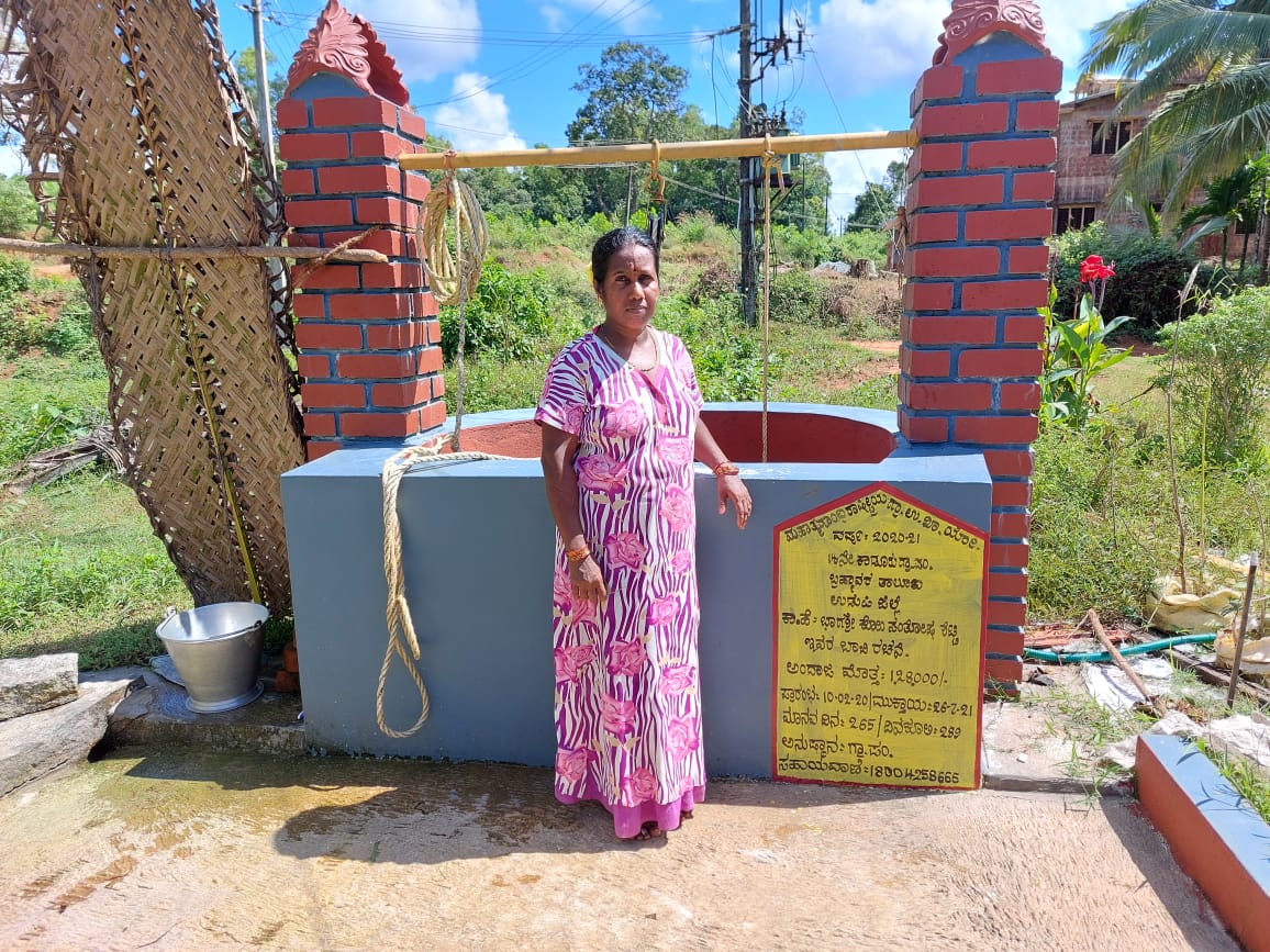 Bhagyashree Santosh Shetty has constructed an open well under #MGNREGS. 

Water from this open well is being utilized for small time farming in her front yard.

#Kaduru GP, Brahmavar Block Udupi.