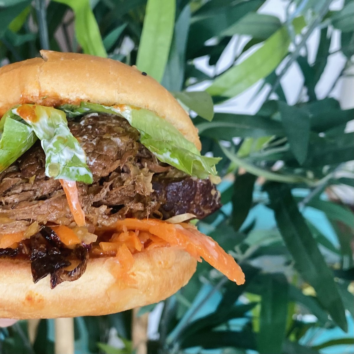 Thrivecafe_'s tweet photo. Our Korean beef burger is a special one..

We slow cook the beef in our home made kombucha for over 24 hours. 

It’s served with crispy onions, kimchi, Gorse farm organic greens and drizzled in our Korean sauce.. all served on a fresh brioche bun 🙌 https://t.co/giNF3sfRWa
