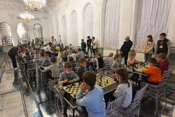 16 октября в особняке Румянцева состоялись турниры по быстрым шахматам среди детей в трёх возрастных категориях. Для игроков и их сопровождающих были организованы экскурсии по тематическим выставкам.