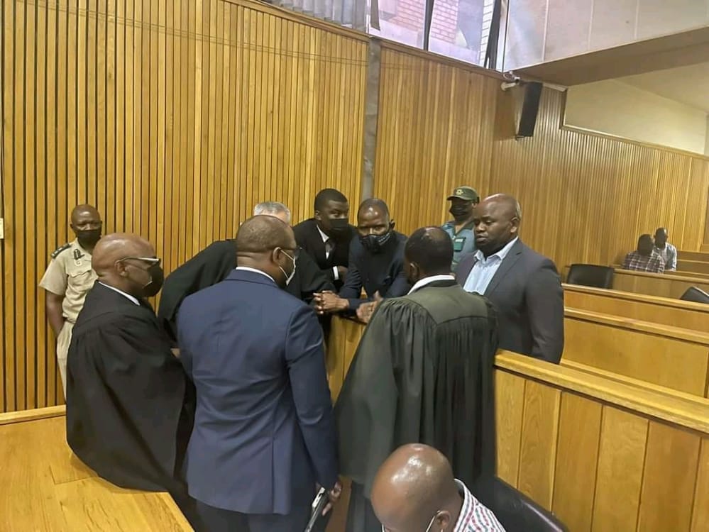 FSEJ1's tweet photo. Happening right now at the High court of Swaziland.
 📷Cred @Pais_Mary
#FreeBacede
#FreeMthandeni
#Swazilivesmatter https://t.co/PwPKjf6DgI