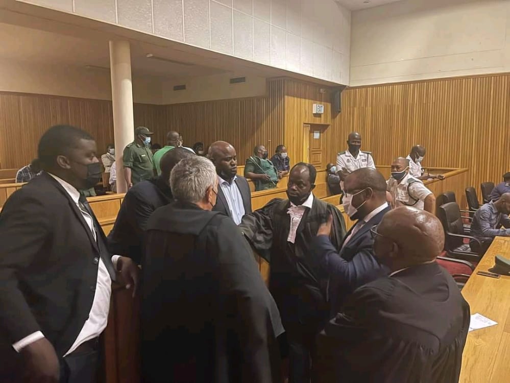 FSEJ1's tweet photo. Happening right now at the High court of Swaziland.
 📷Cred @Pais_Mary
#FreeBacede
#FreeMthandeni
#Swazilivesmatter https://t.co/PwPKjf6DgI