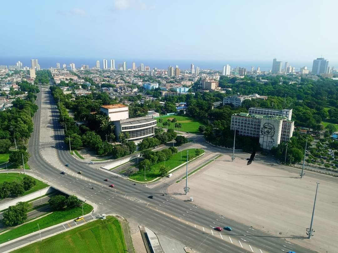 Con estas hermosas imágenes tomadas desde el Memorial José Martí, en nuestra Plaza de la Revolución, celebramos nuestra #Habana502 #Cuba #CubaVive #CubaViveYAbraza #CubaViveYRenace