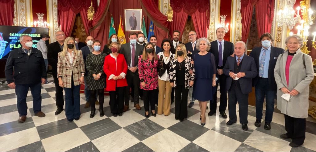 La @diputacioncadiz salda una deuda con una de nuestras grandes referencias del flamenco, la Paquera de #Jerez, a cuyos familiares hemos entregado hoy la Placa de Oro de la Provincia que le fue concedida en 2002. #DiaInternacionaldelFlamenco