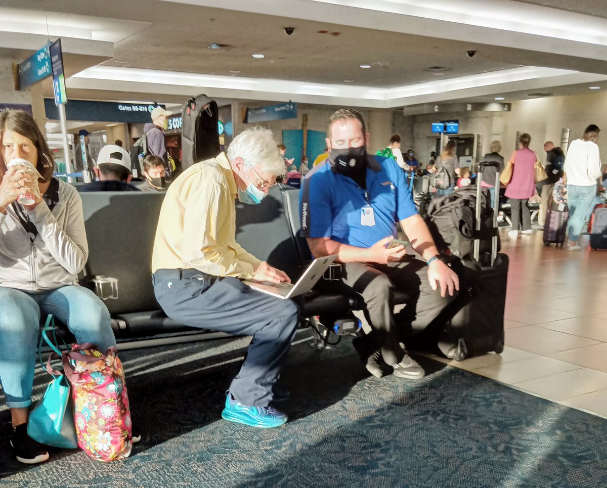 ER_Lennox's tweet photo. So cute... a @SouthwestAir crew member between flights (off-duty) doing his best to offer IT support (download) to a gentleman in the airport. 
Flashing back to book @tribaleadership that noted Southwest as a tier 4+ organization for corporate culture value: LOVE! https://t.co/x3iiWkp2pD