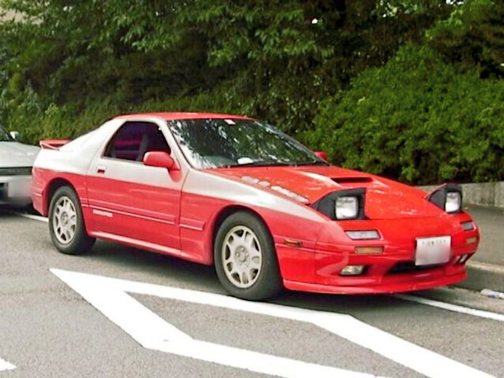 XKART_20140712's tweet photo. 愛車遍歴

Nissan SUNNY 305X
　→左の白いヤツ。天寿を全うし放出。

Mazda RX-7(FC赤)
　→フルノーマル。海外赴任の為、泣く泣く放出。

Mazda RX-7(FC白)
　→ほぼノーマル。嫁様＋子供＋チャイルドシートを同時積載できず、泣く泣く放出。

SMC X-KART
　→一人乗り。家族が誰一人、喜ばない車。 https://t.co/w0fqtDI6IE